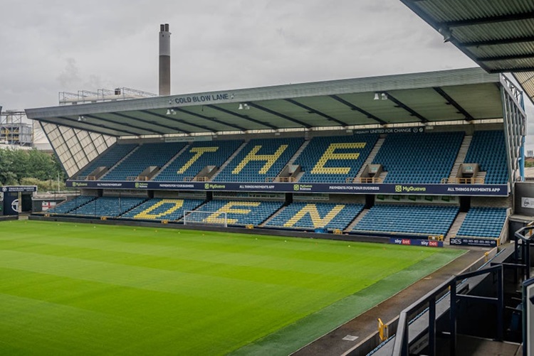 Millwall staidum, 'The Den' is spelt out on the stadium seats