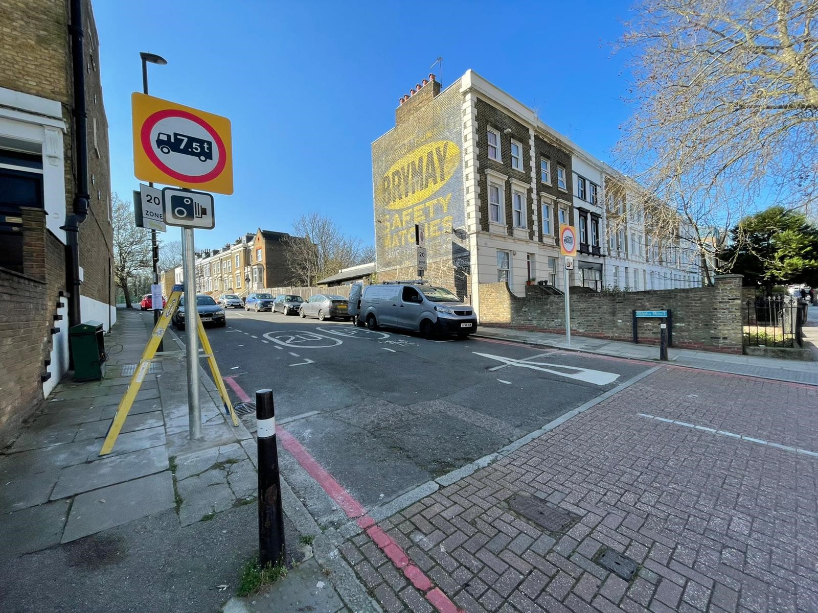 Photo showing weight limit restriction on Alpha Road junction with New Cross Road.