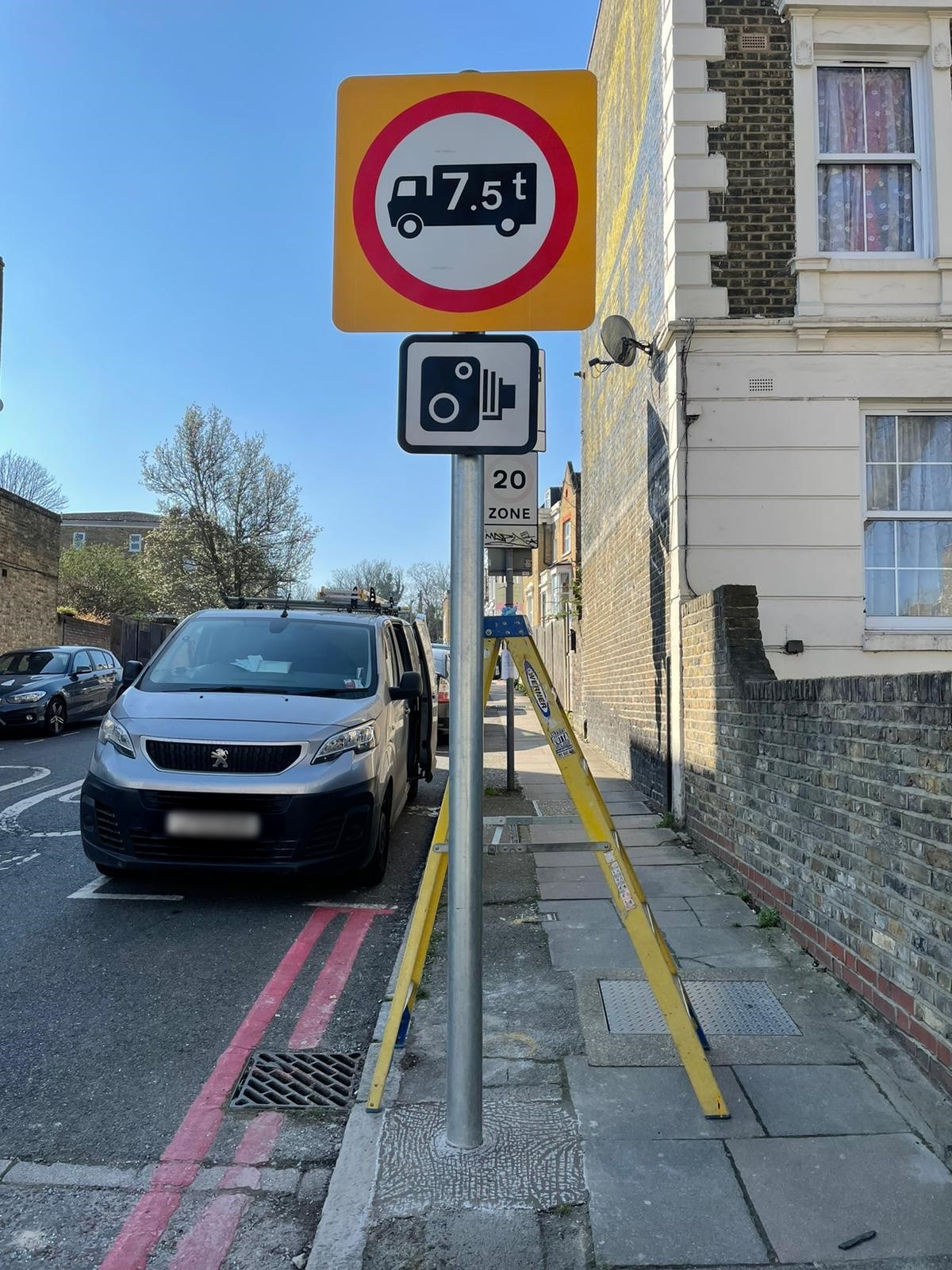 This photo shows the signage when approaching the weight restriction on Alpha Road junction with New Cross Road approaching Florence Road.