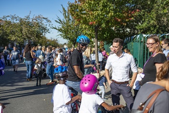 Mayor Damien Egan at a play street with parents and pupils from Torridon Primary School.
