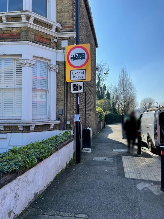 Photo showing the weight restriction signage on Avignon Road junction with Drakefell Road.