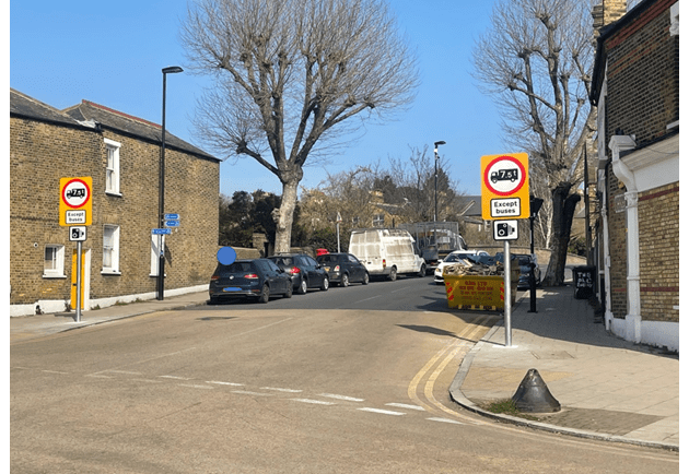 image of weight restriction signs on avignon road