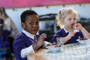 School children eating their lunch 