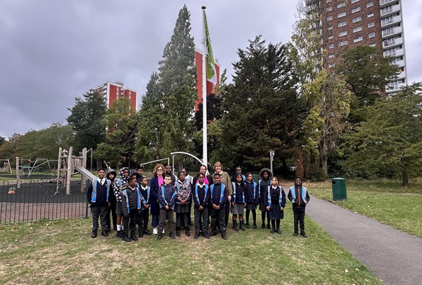 Mayor of Lewisham, Brenda Dacres, Cllr Laura Cunningham, Alison Munro, Chair of the Lewisham Park (Crescent) Residents’ Association and pupils of St Mary’s Primary School 