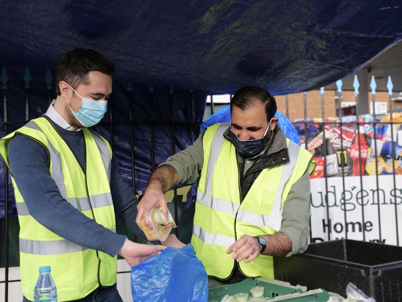 An image of the Mayor of Lewisham, Damien Egan and Cllr Tauseef Anwar volunteering at the Soup Kitchen